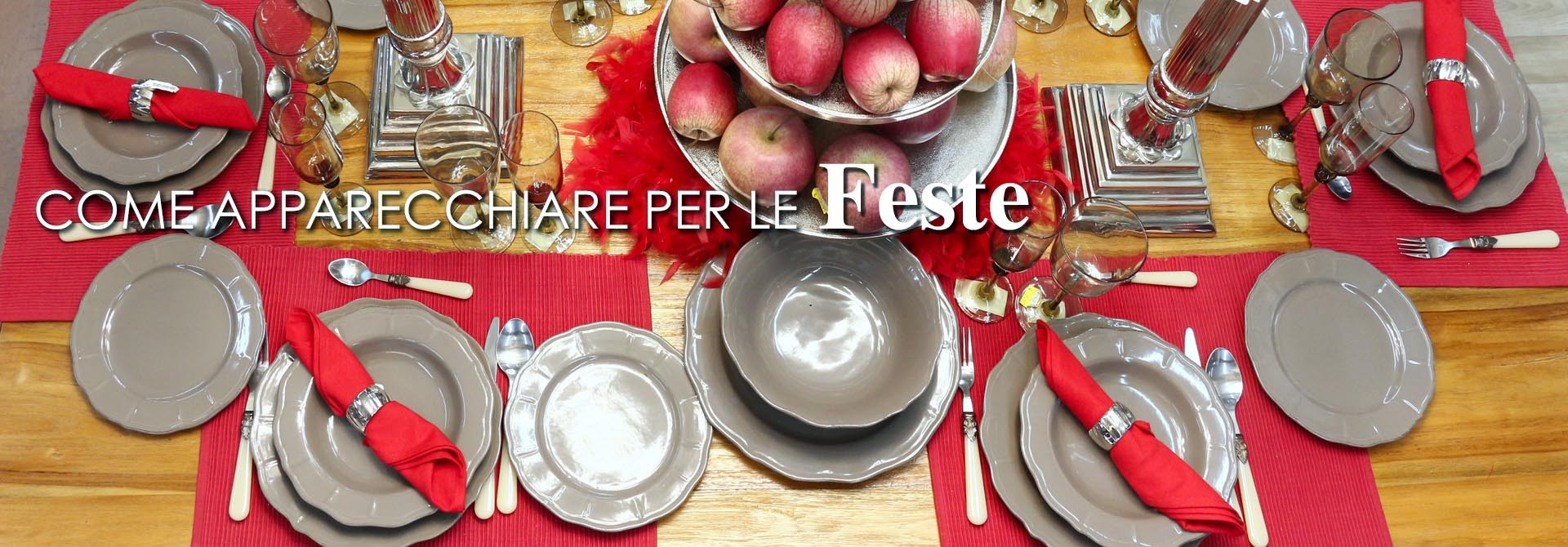 Servizi, bicchieri, tovaglie e decorazioni per apparecchiare la tavola a Natale